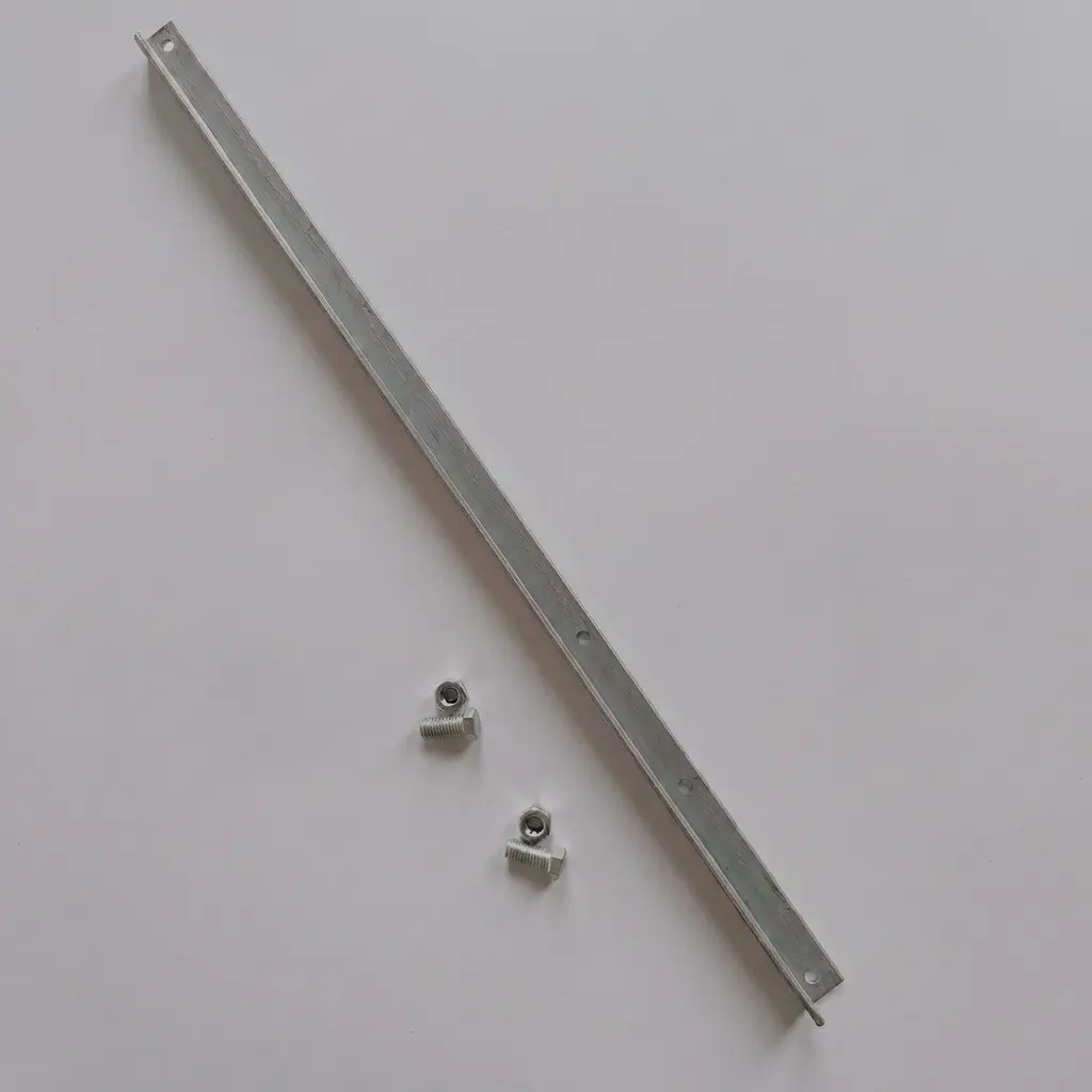 Planchuela de hierro perforada, extendida, con dos bulones y sus tuercas al lado